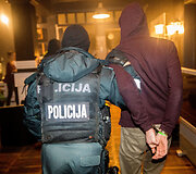 Policijos reidas Vilniaus naktiniame bare ie&scaron;kant narkotikų