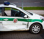 Sostinės Žirmūnų gatvėje policijos patrulių automobilis pateko į avariją