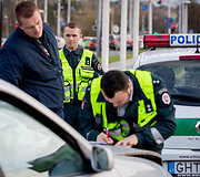 Sostinės Žirmūnų gatvėje policijos patrulių automobilis pateko į avariją
