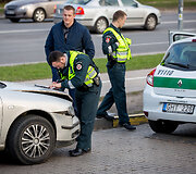 Sostinės Žirmūnų gatvėje policijos patrulių automobilis pateko į avariją