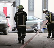 Specialiosios tarnybos atvyko prie Apeliacinio teismo ir ruo&scaron;iasi tikrinti patalpas, kuriose gali būti i&scaron;sipylę cheminės medžiagos