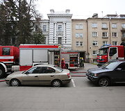 Specialiosios tarnybos atvyko prie Apeliacinio teismo ir ruo&scaron;iasi tikrinti patalpas, kuriose gali būti i&scaron;sipylę cheminės medžiagos