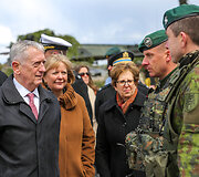 JAV Gynybos sekretoriaus J. Mattis vizitas  poligone Pabradėje