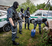 Policijos pareigūnai krečia įtariamųjų namus &Scaron;alčininkų rajone