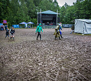 Lietus festivalio &bdquo;Sūpynės&ldquo; teritoriją pavertė purvo klampyne