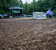 Lietus festivalio &bdquo;Sūpynės&ldquo; teritoriją pavertė purvo klampyne