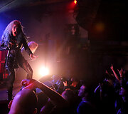 &bdquo;Arch Enemy&ldquo; koncerto akimirka