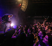 &bdquo;Arch Enemy&ldquo; koncerto akimirka