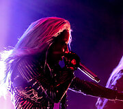 &bdquo;Arch Enemy&ldquo; koncerto akimirka