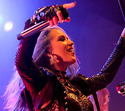 &bdquo;Arch Enemy&ldquo; koncerto akimirka