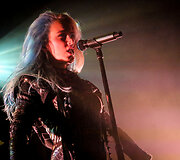 &bdquo;Arch Enemy&ldquo; koncerto akimirka