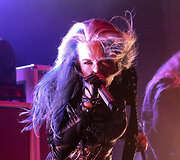 &bdquo;Arch Enemy&ldquo; koncerto akimirka