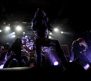 &bdquo;Arch Enemy&ldquo; koncerto akimirka