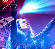 &bdquo;Arch Enemy&ldquo; koncerto akimirka