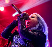 &bdquo;Arch Enemy&ldquo; koncerto akimirka