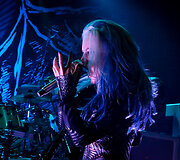 &bdquo;Arch Enemy&ldquo; koncerto akimirka