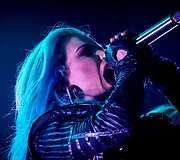 &bdquo;Arch Enemy&ldquo; koncerto akimirka