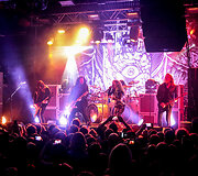 &bdquo;Arch Enemy&ldquo; koncerto akimirka