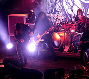 &bdquo;Arch Enemy&ldquo; koncerto akimirka