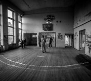 Kultūros namų griuvėsiuose jaunimas įsirengė krep&scaron;inio aik&scaron;telę