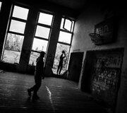 Kultūros namų griuvėsiuose jaunimas įsirengė krep&scaron;inio aik&scaron;telę