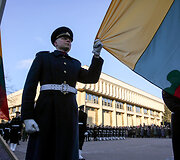 Valstybės vėliavos pakėlimo ceremonija Nepriklausomybės aik&scaron;tėje