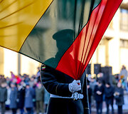 Valstybės vėliavos pakėlimo ceremonija Nepriklausomybės aik&scaron;tėje