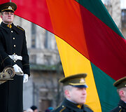 Valstybės vėliavos pakėlimo ceremonija Nepriklausomybės aik&scaron;tėje