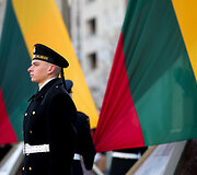 Valstybės vėliavos pakėlimo ceremonija Nepriklausomybės aik&scaron;tėje