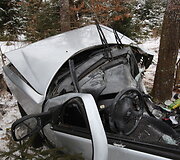 Girto vaikino vairuojamas automobilis rėžėsi į medį