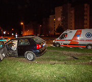 Sužeistą draugą į ligoninę vežę vyrai ma&scaron;iną sudaužė 