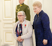 Prezidentė apdovanojo ir pagerbė daugiavaikes motinas.