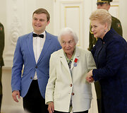Prezidentė apdovanojo ir pagerbė daugiavaikes motinas.