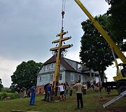 7 metrų auk&scaron;čio trijų kryžmų kryžius &ndash; &bdquo;Popiežiui, Lietuvai, Vytautui&ldquo; Užventyje