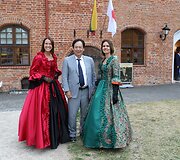 Kauno rajono savivaldybės TVIC direktorė Aistė Sinkevičienė ir jos pavaduotoja Rima Noreikaitė su Japonijos ambasadriumi Toyoei Shigeeda