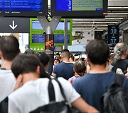Svarbioje Paryžiaus traukinių stotyje dėl didžiulio gaisro paralyžiuotas eismas