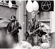 Pankroko grupė &bdquo;Už Tėvynę&ldquo;, suburta Nėriaus Pečiūros-Atsuktuvo iniciatyva, festivalyje &bdquo;Vilnius Punk-88&ldquo;. 1988 m. rugsėjo 1 d.