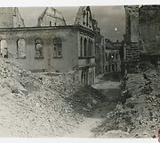 Antrojo pasaulinio karo veiksmų sugriauta Vilniaus senamiesčio Žydų gatvė, kurioje buvo Vilniaus geto teritorija. Priekyje apgriauta Gaono sinagoga. 1941&ndash;1946 m.