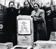 Reveka ir Fania Feldman. I&scaron; kairės 2. F. Feldman, 3. R. Feldman. Data nenustatyta