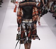 &bdquo;Fendi&ldquo; 2019 m. pavasario ir vasaros kolekcijos modelis