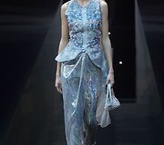 &bdquo;Giorgio Armani&ldquo; 2019 m. pavasario ir vasaros kolekcijos modelis