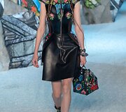 &bdquo;Alexander McQueen&ldquo; 2019 m. pavasario ir vasaros kolekcijos modelis