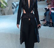 &bdquo;Alexander McQueen&ldquo; 2019 m. pavasario ir vasaros kolekcijos modelis