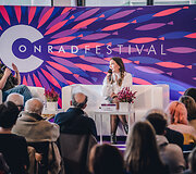 Conrado festivalio renginyje Kristiną Sabaliauskaitę kalbino Ziemowito Szczereko