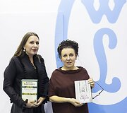 Kristina Sabaliauskaitė su ra&scaron;ytoja, &bdquo;Man Booker International&ldquo; premijos laureate Olga Tokarczuk, Krokuvos knygų mugėje
