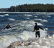 Plaukiojimas banglente Suomijos įlankoje žiemos metu