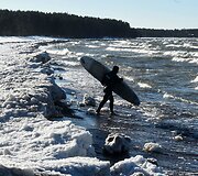 Plaukiojimas banglente Suomijos įlankoje žiemos metu