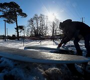 Plaukiojimas banglente Suomijos įlankoje žiemos metu