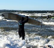 Plaukiojimas banglente Suomijos įlankoje žiemos metu