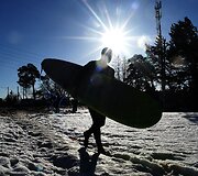 Plaukiojimas banglente Suomijos įlankoje žiemos metu